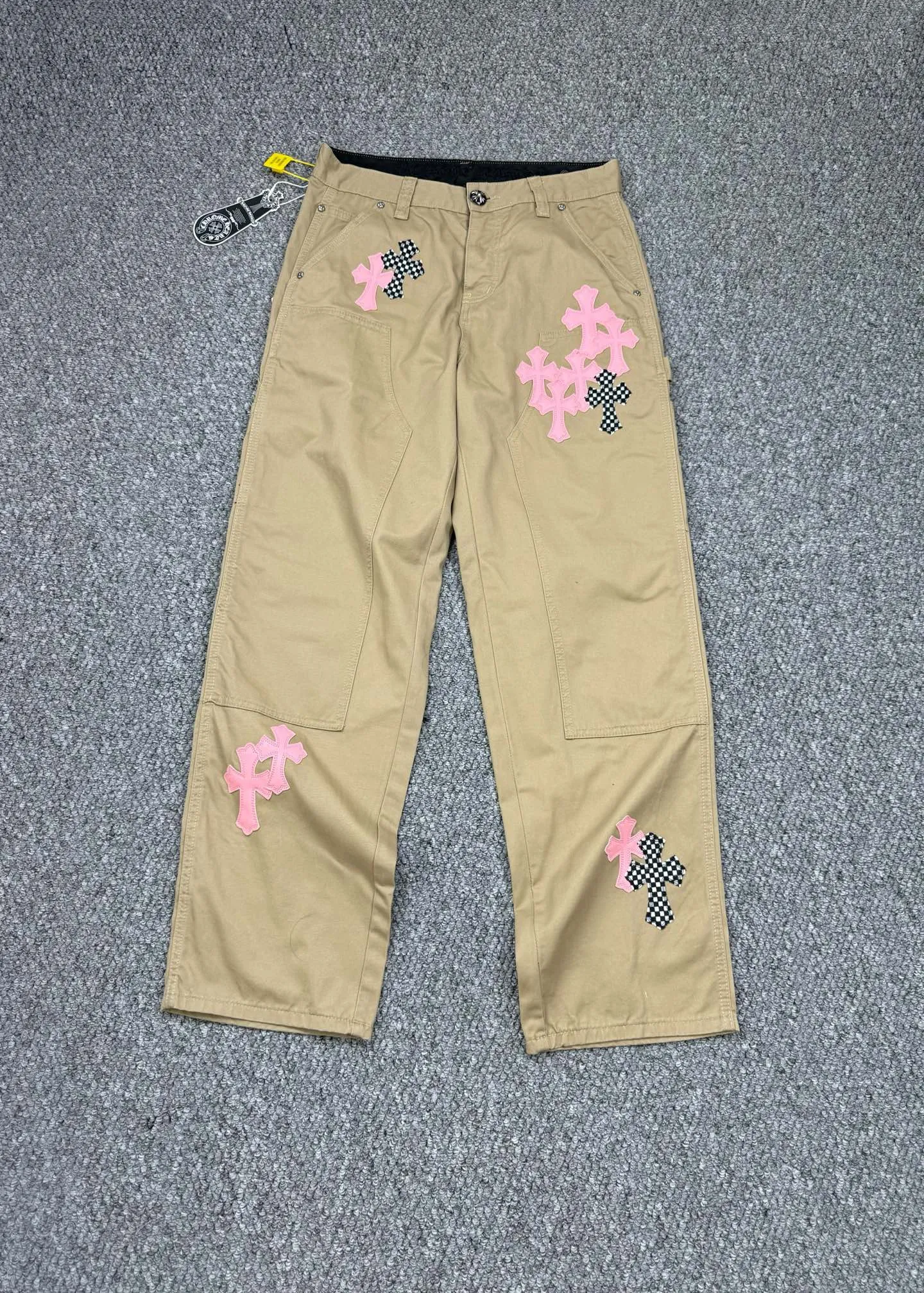 P260 Style number: H837 ChromeHearts & ChromeHearts 2025 new khaki logging pink checkerboard cross-leaf leather couple's loose jeans Top ceiling quality Styles with different wash textures are very friendly to people with thin legs and thick legs. The straight and loose version is very flattering to the leg shape. Moderate length that never goes out of style, easy to match with casually, basic styling for various styles, a must-have in the wardrobe! The fabric is stiff but also makes the upper body soft without losing texture. The washing process is even more perfect. It is a must-have item for everyone! ! ! Washed wheat, hang tag, pants label, three labels complete Color: Khaki Size: 28-30-32-34